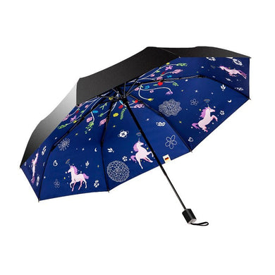 Boy Umbrellas 三折黑膠傘採用高密度防水布，配以強效防UV塗層，帶來無與倫比的防曬及遮光隔熱效果。插畫設計讓你在雨天都能擁有好心情。商品更具多項獨有設計，包含矽膠手柄、流暢開關體驗的專利開關、推拉簡易防夾手的無按鈕設計等，創造與別不同的風格。