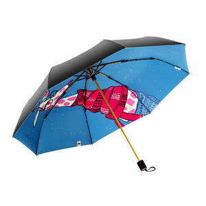 Boy Umbrellas FR系列採用高密度防水布，配以強效防UV塗層，帶來無與倫比的防曬及遮光隔熱效果。長頸鹿的插畫，讓你在雨天都能擁有好心情。商品更具多項獨有設計，包含矽膠手柄、流暢開關體驗的專利開關、推拉簡易防夾手的無按鈕設計等，創造與別不同的風格。
