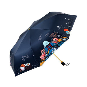 Boy Umbrellas 三折黑膠傘採用高密度防水布，配以強效防UV塗層，帶來無與倫比的防曬及遮光隔熱效果。插畫設計讓你在雨天都能擁有好心情。商品更具多項獨有設計，包含矽膠手柄、流暢開關體驗的專利開關、推拉簡易防夾手的無按鈕設計等，創造與別不同的風格。