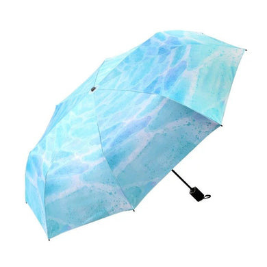 Boy Umbrellas DREAMER系列 – 清新脫俗 投入夢幻 Dreamer系列採用高密度防水布，配以強效防UV塗層，帶來無與倫比的防曬及遮光隔熱效果。系列設計由運用暈染效果，配以天藍色調，帶出清新感覺，讓你在雨天都能擁有好心情。商品更具多項獨有設計，包含矽膠手柄等，創造與別不同的風格。