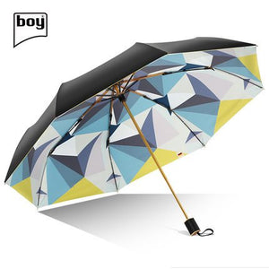 Boy Umbrellas MOSAIC系列 – 圖案 x 線條 x 色彩 MOSAIC系列採用高密度防水布，配以強效防UV塗層，帶來無與倫比的防曬及遮光隔熱效果。系列由包括多款由不同圖案、線條、色彩的大膽配搭，呈現高端藝術感和時尚風格。商品更具多項獨有設計，包含矽膠手柄等，創造與別不同的風格。